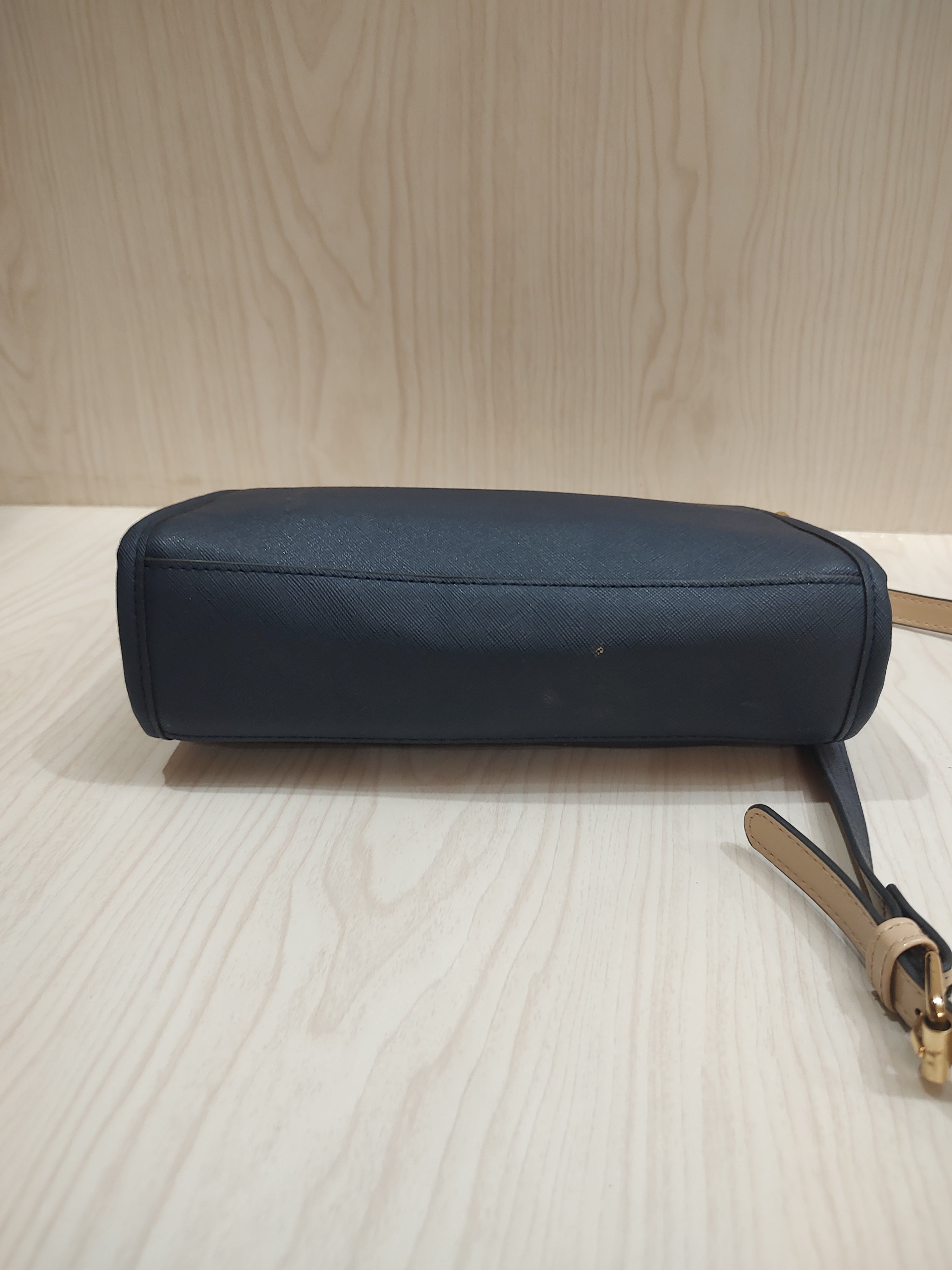 🔷 Sophisticated Navy Two-Tone Crossbody Bag