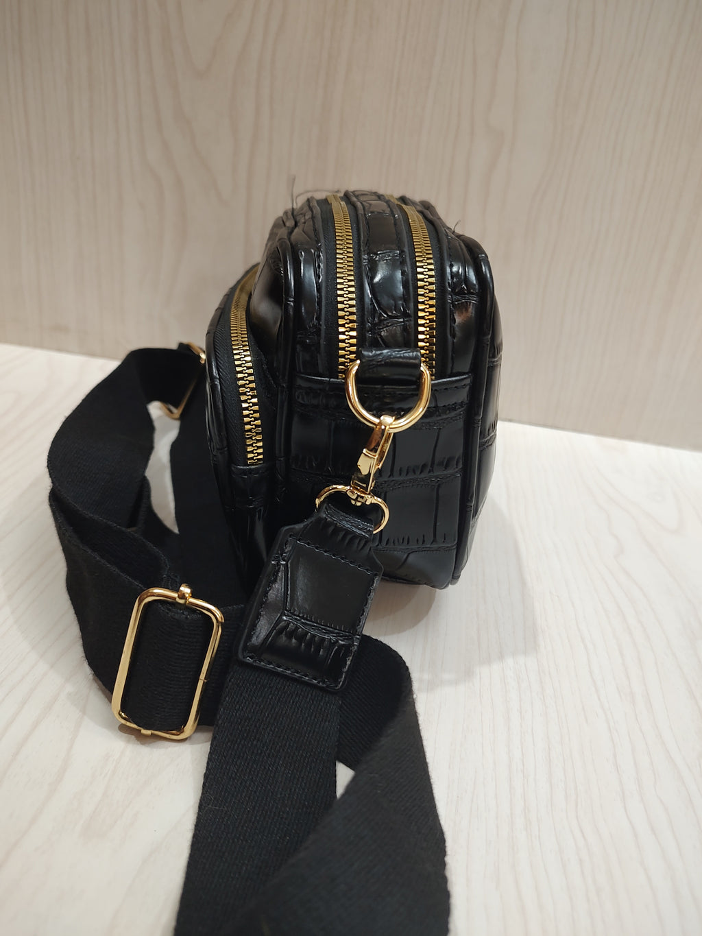 🖤 Chic Croc-Embossed Multi-Compartment Crossbody Bag