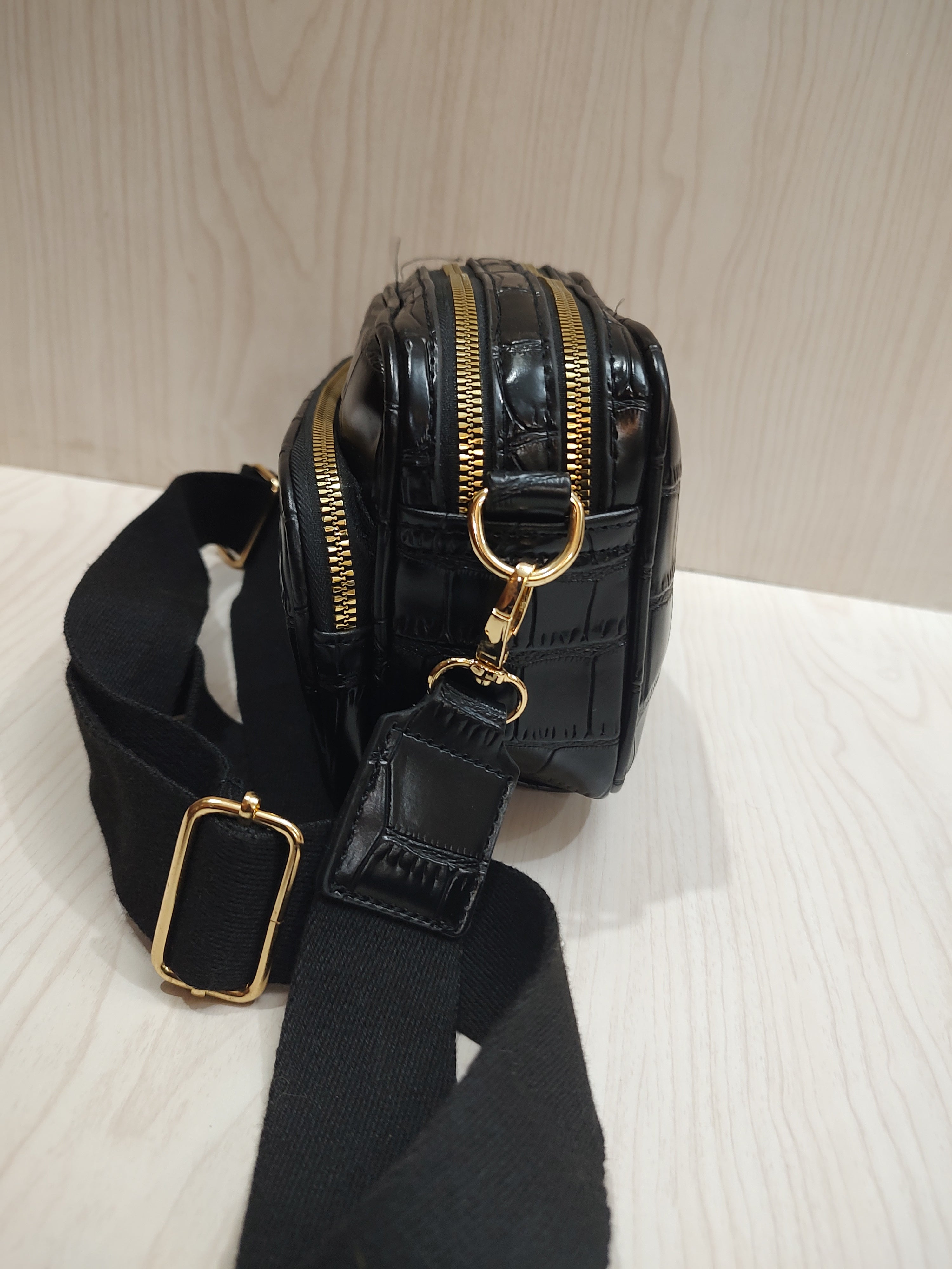 🖤 Chic Croc-Embossed Multi-Compartment Crossbody Bag