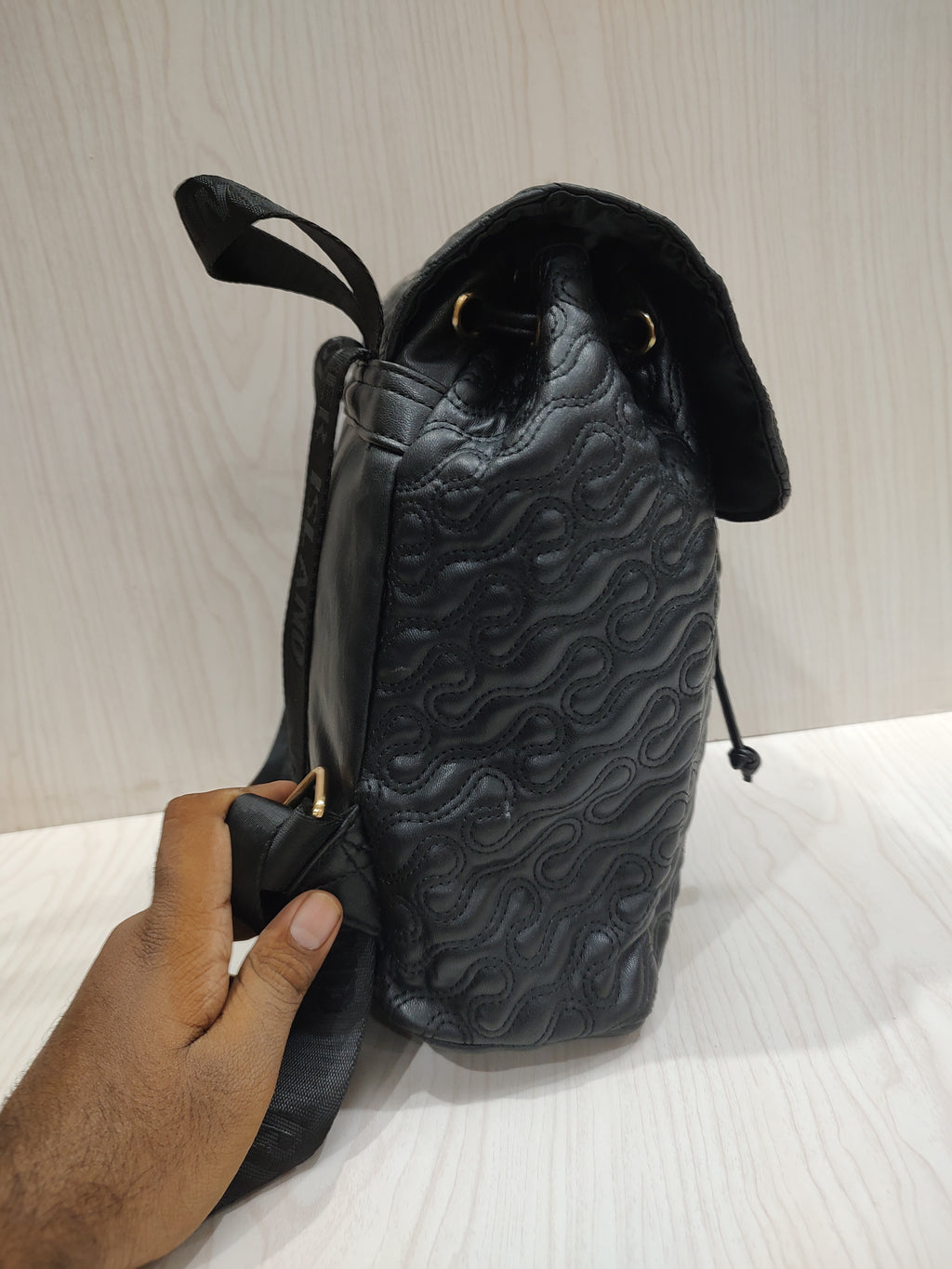 🖤 Chic Swirl-Quilted Drawstring Backpack 🎒