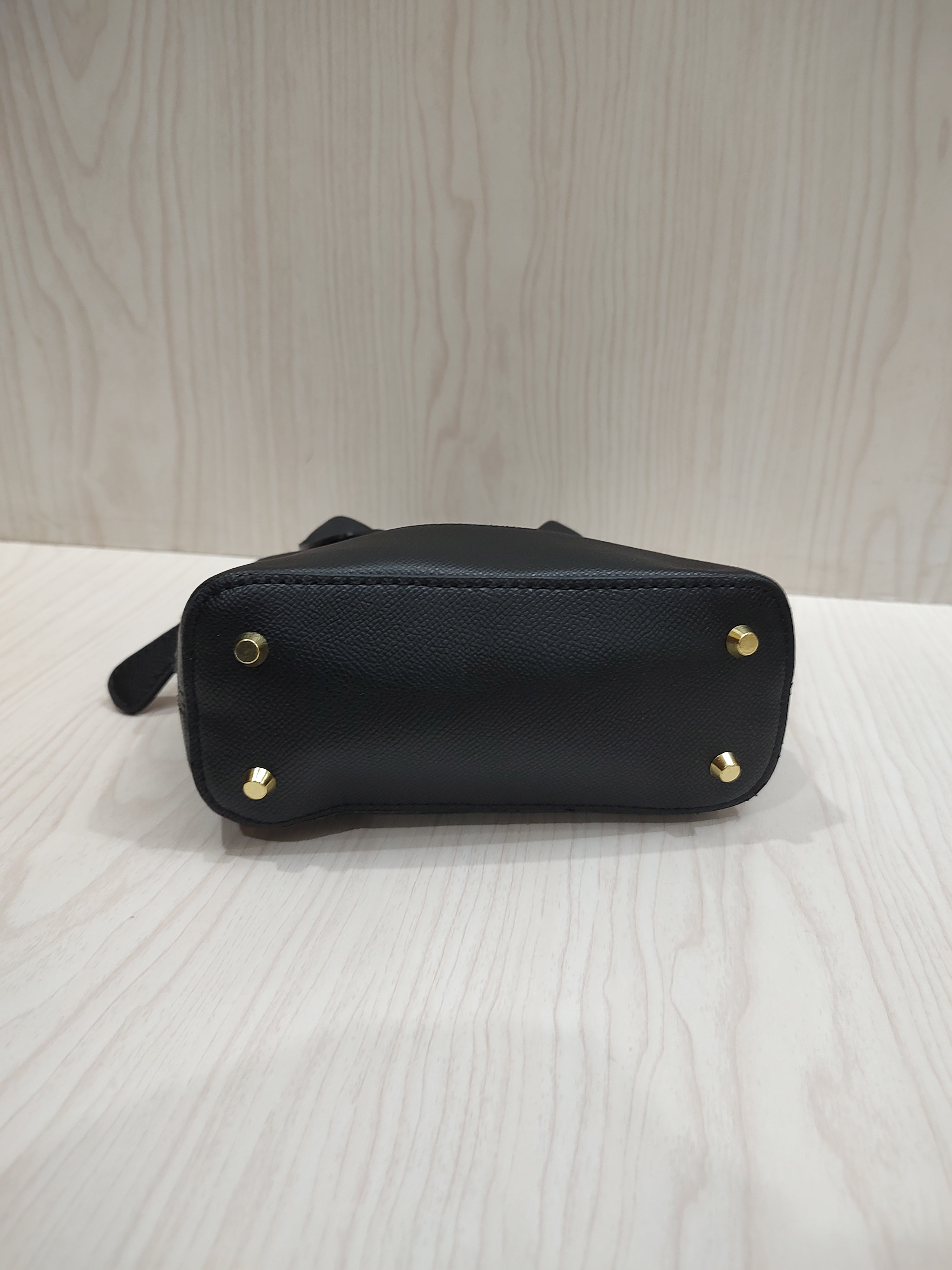 🖤 Chic Textured Dome Top-Handle Handbag 🌟
