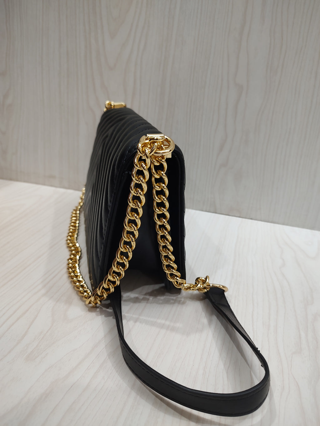 🖤 Chic Quilted Chevron Shoulder Bag with Elegant Gold Chain