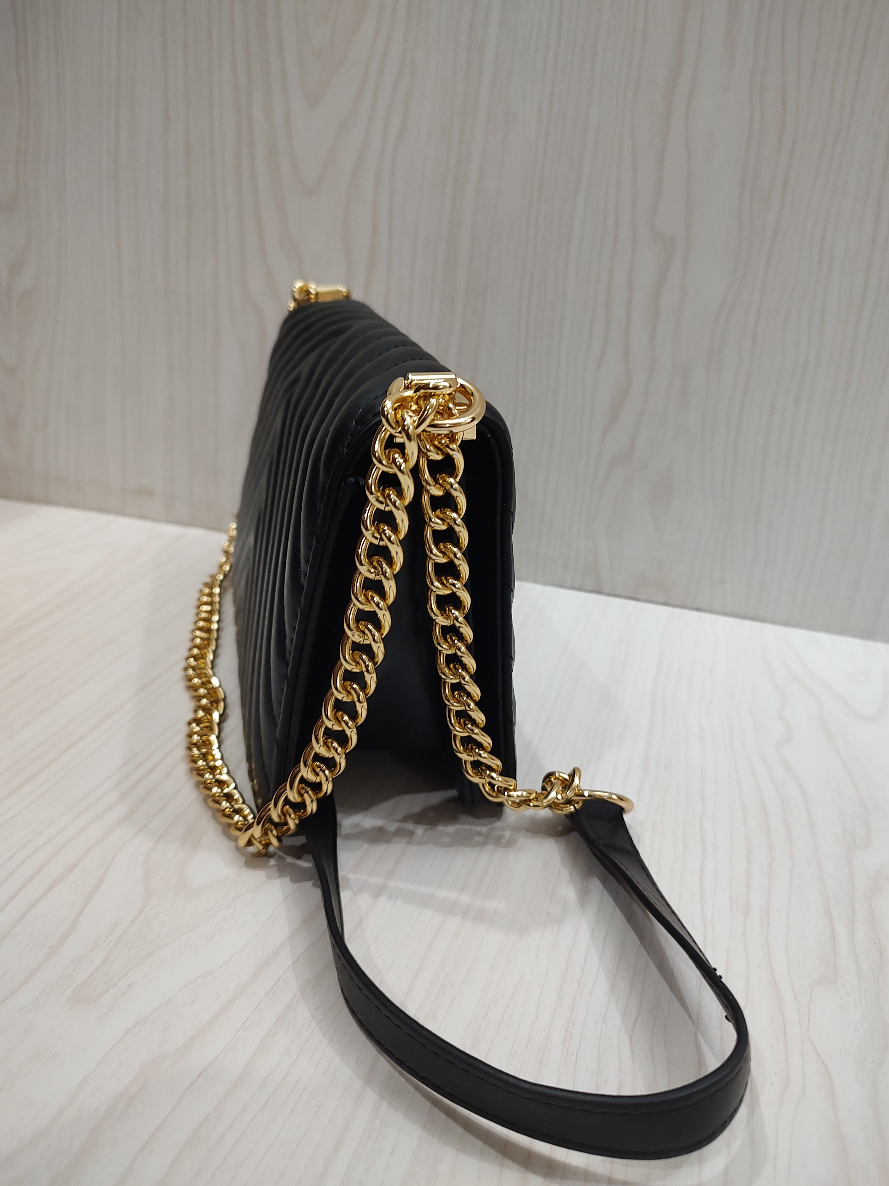 🖤 Chic Quilted Chevron Shoulder Bag with Elegant Gold Chain