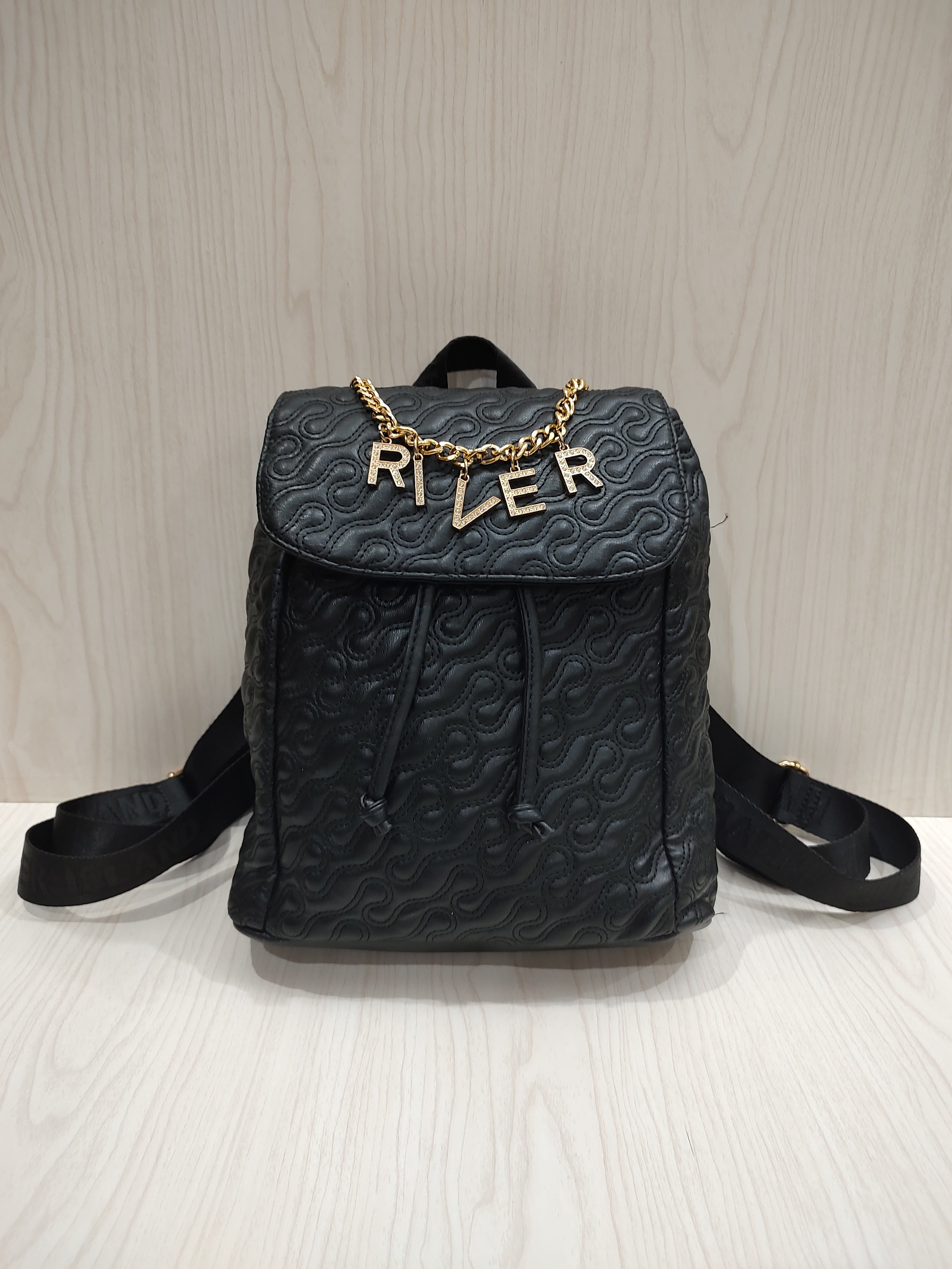 🖤 Chic Swirl-Quilted Drawstring Backpack 🎒