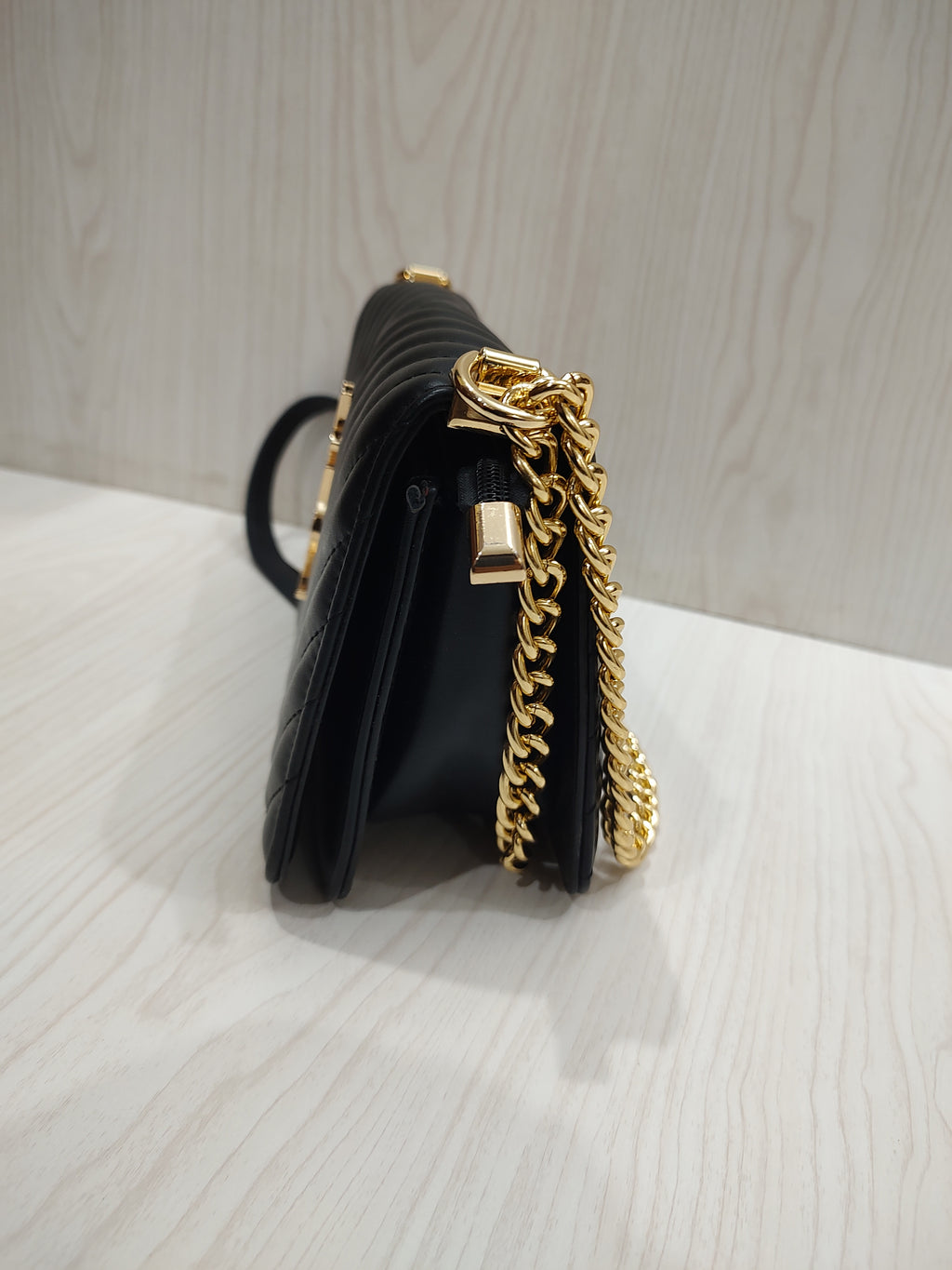 🖤 Chic Quilted Chevron Shoulder Bag with Elegant Gold Chain