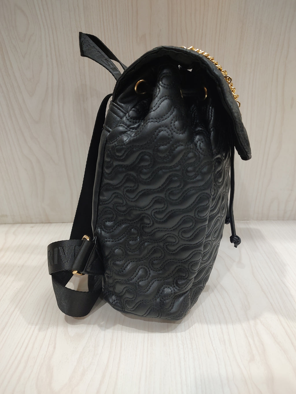 🖤 Chic Swirl-Quilted Drawstring Backpack 🎒