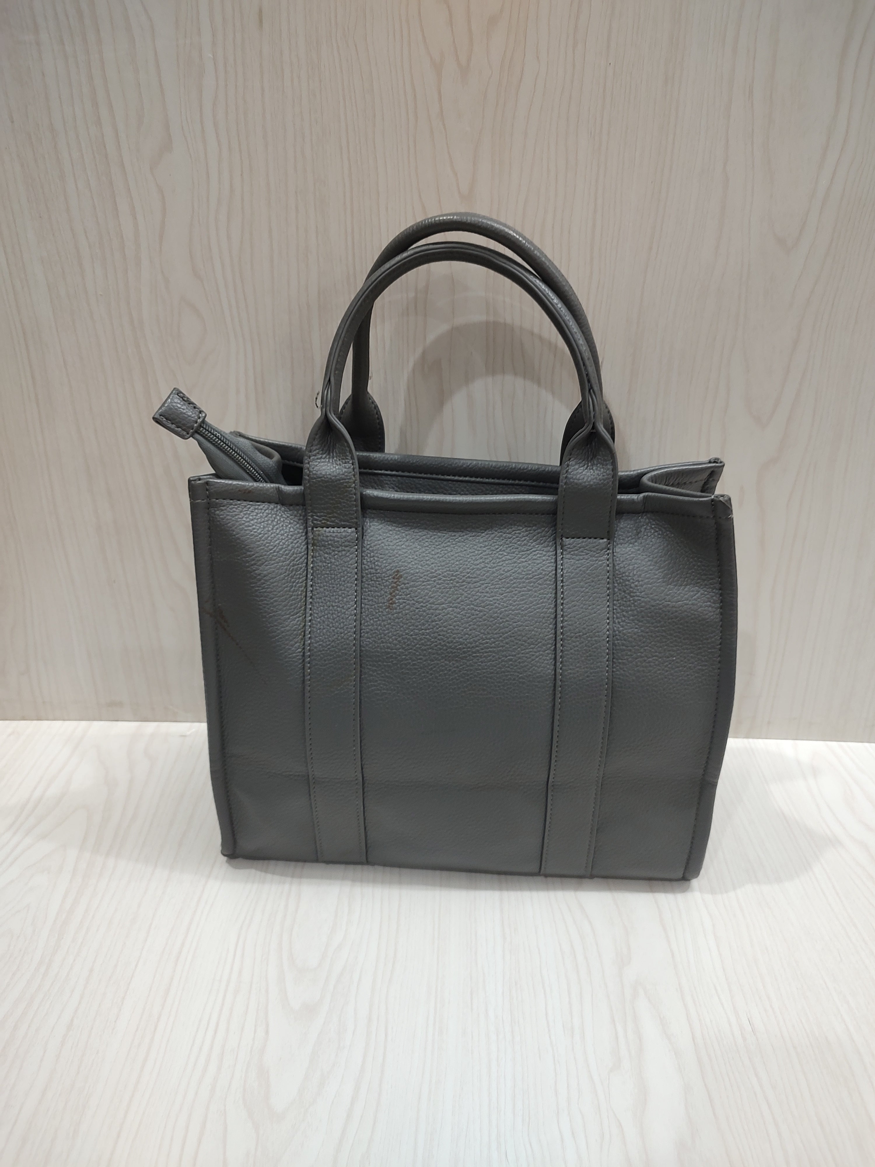 🔘 Minimalist Dark Grey Pebbled Leather Tote Bag 👜✨