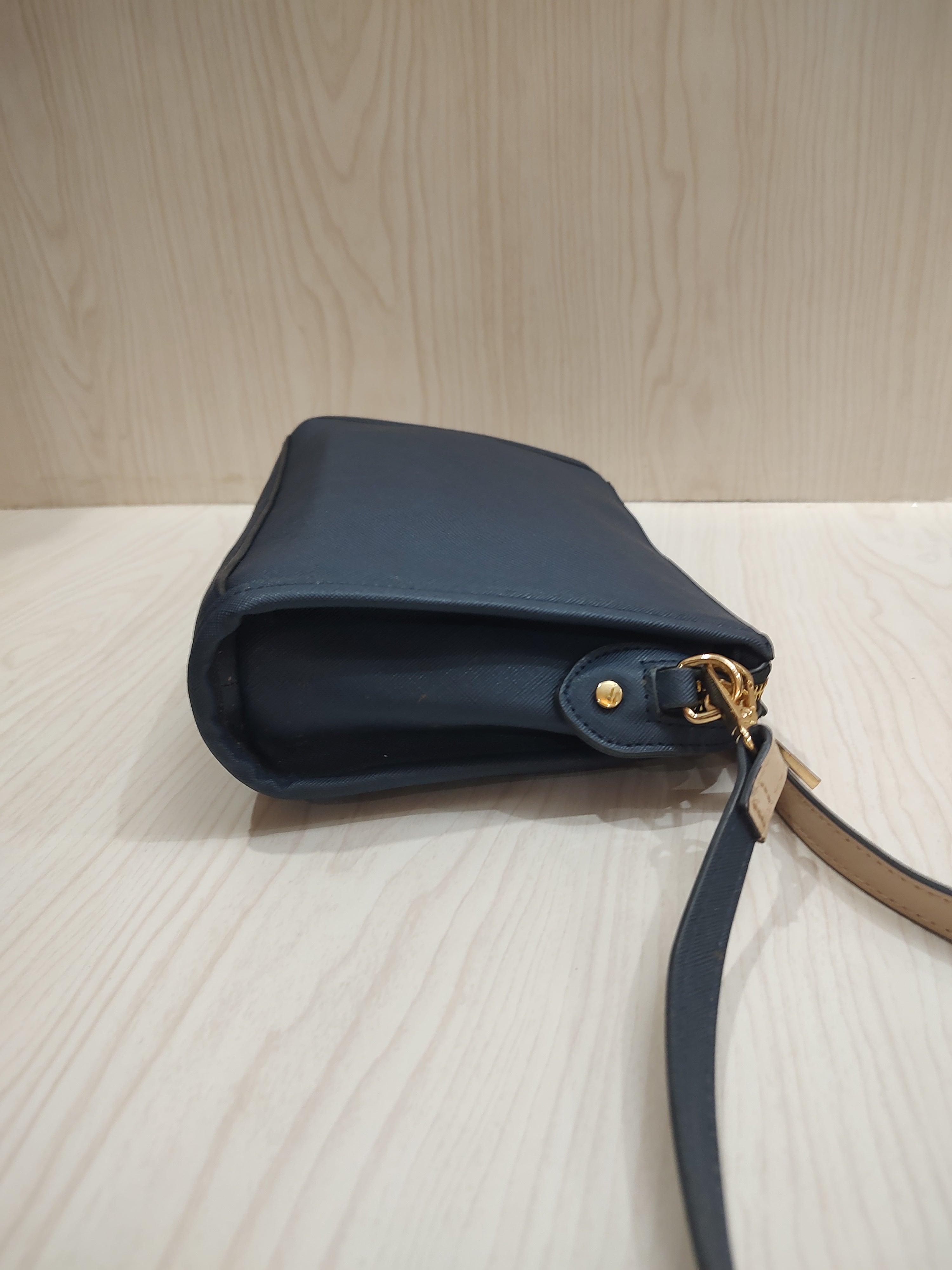 🔷 Sophisticated Navy Two-Tone Crossbody Bag