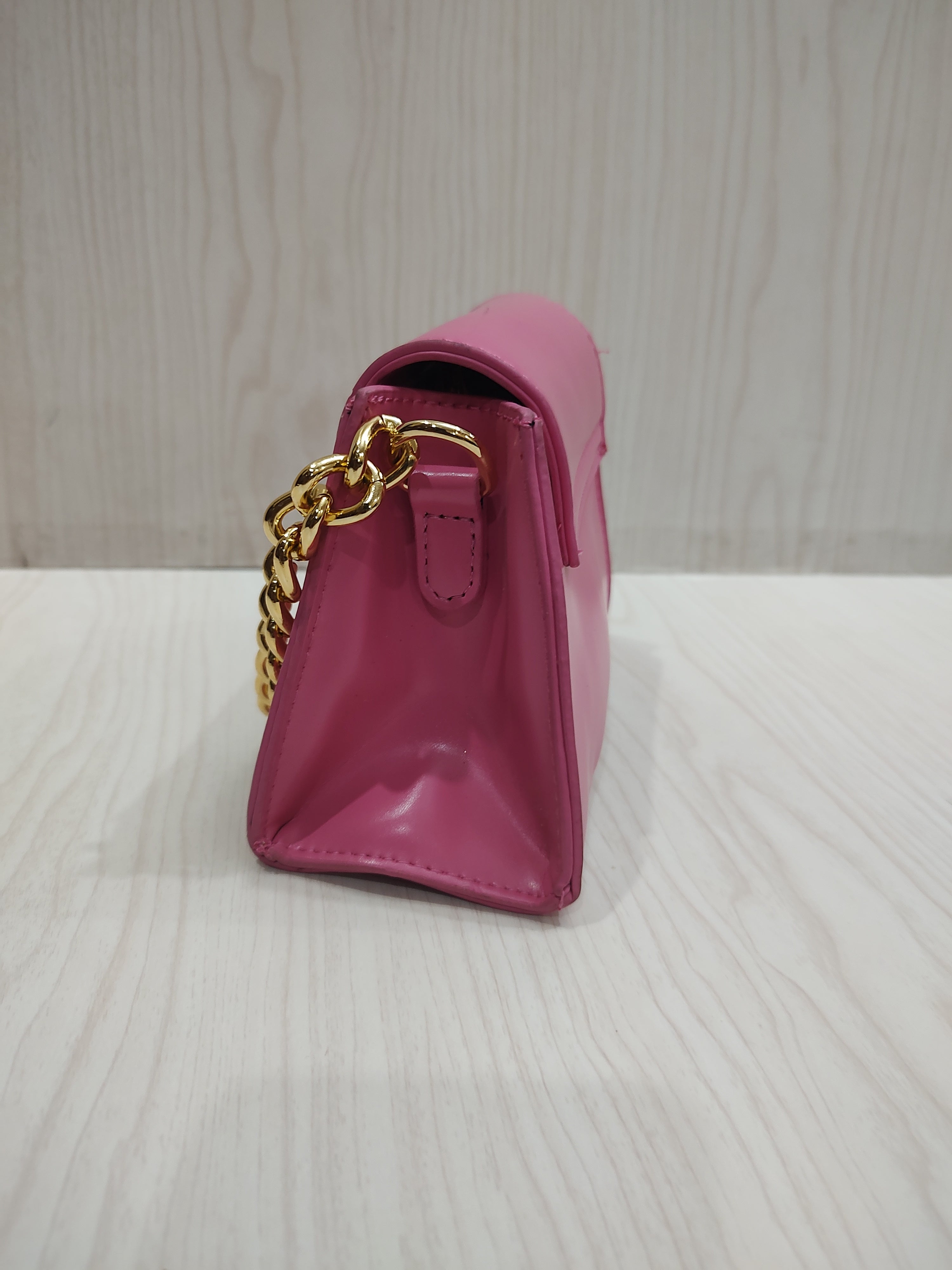🌸 Bubblegum Pink Trapeze Mini Hand Bag with Chunky Gold Chain