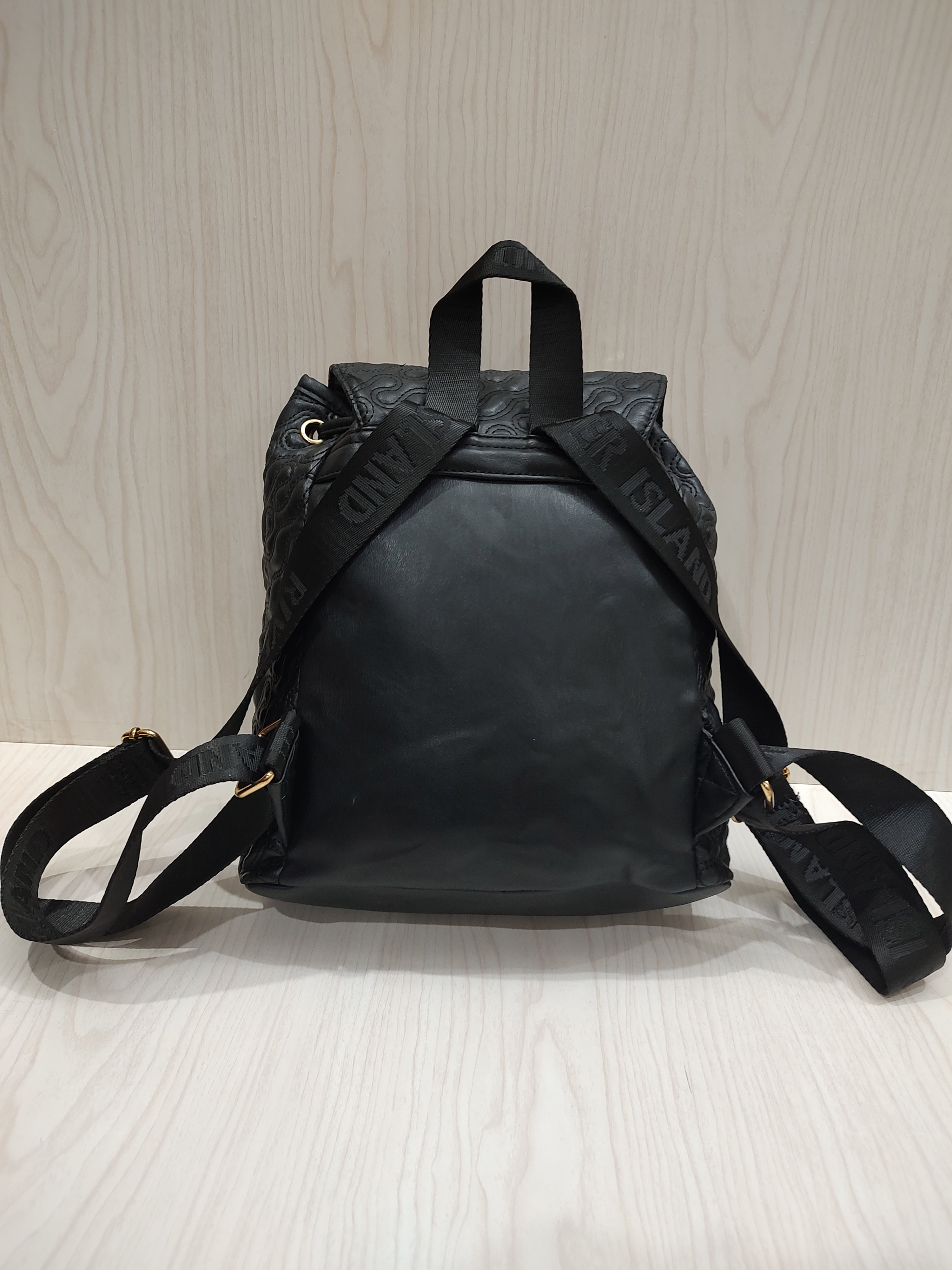 🖤 Chic Swirl-Quilted Drawstring Backpack 🎒