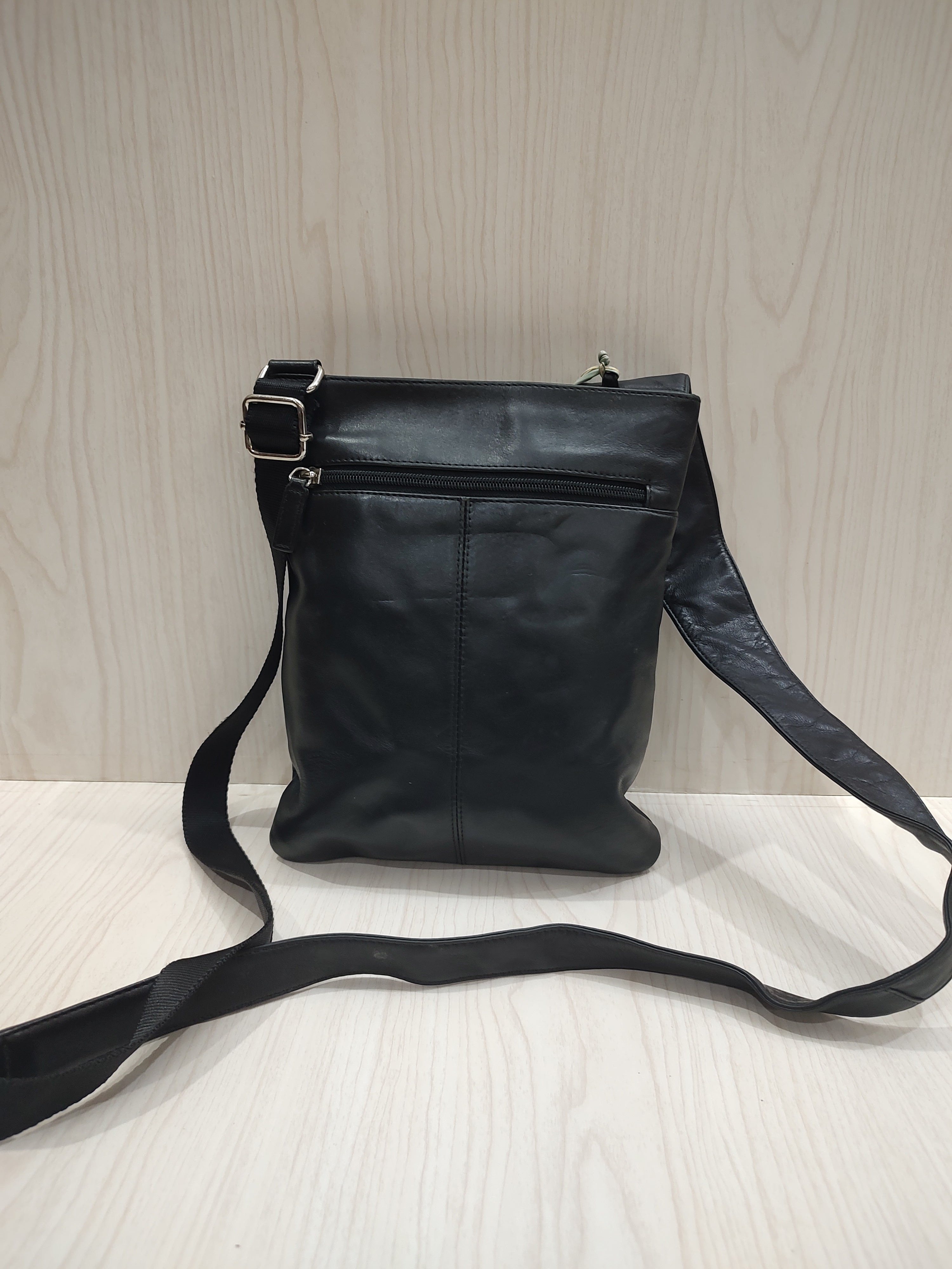 🖤 Sleek Black Leather Messenger Crossbody Bag