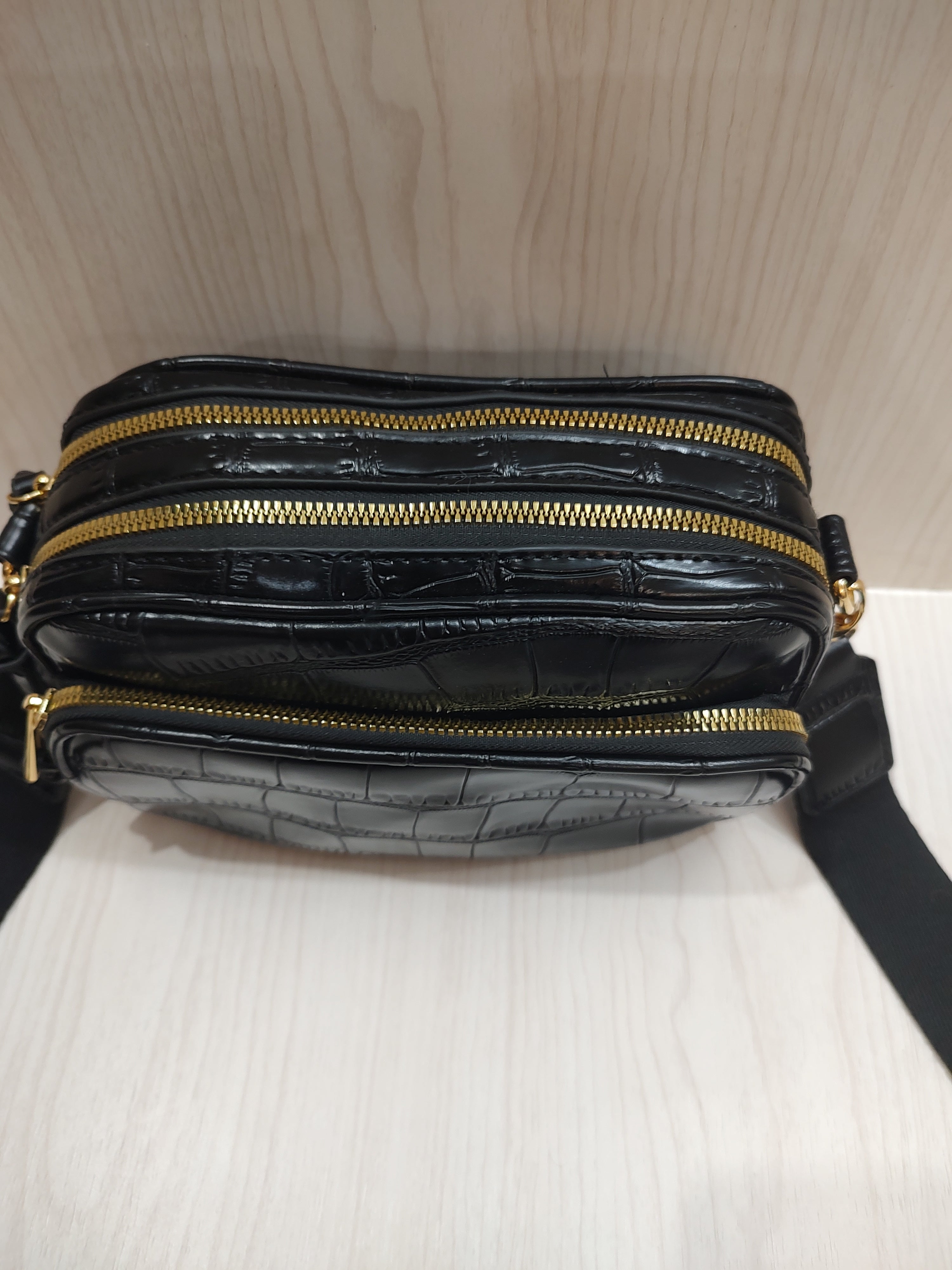 🖤 Chic Croc-Embossed Multi-Compartment Crossbody Bag
