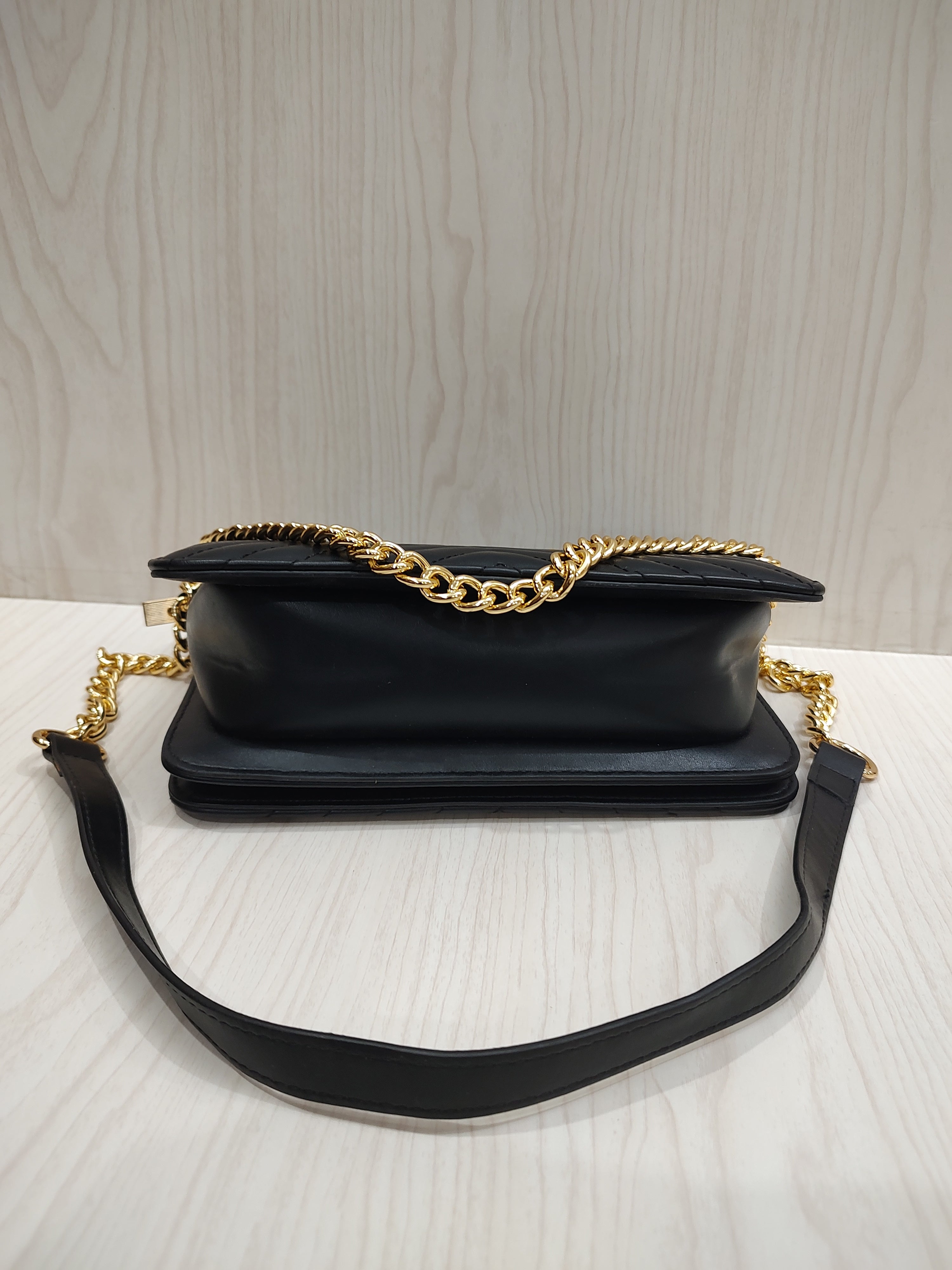 🖤 Chic Quilted Chevron Shoulder Bag with Elegant Gold Chain