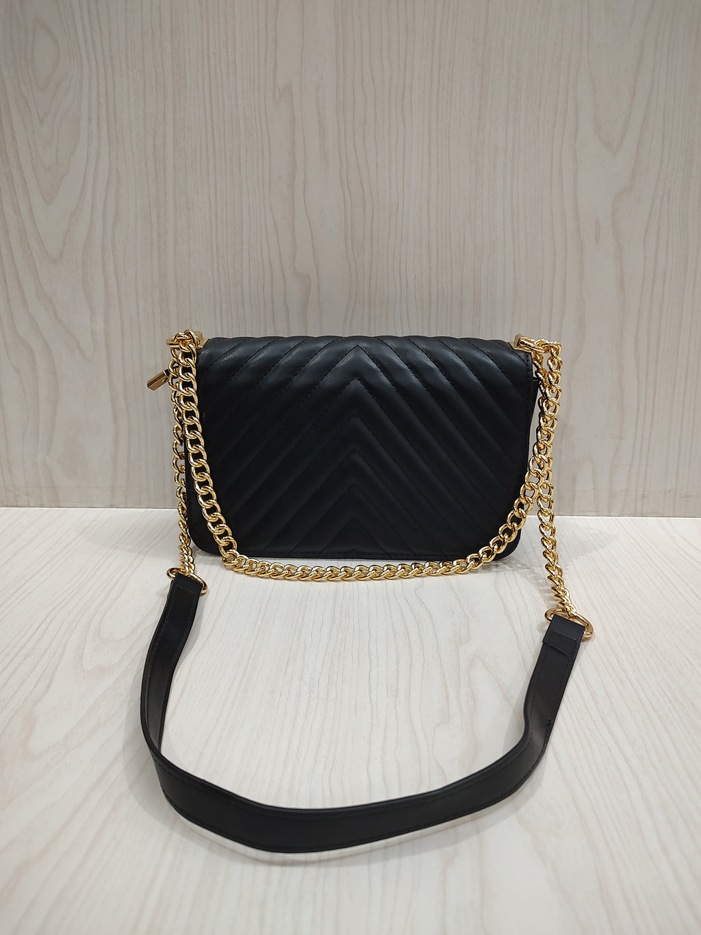 🖤 Chic Quilted Chevron Shoulder Bag with Elegant Gold Chain