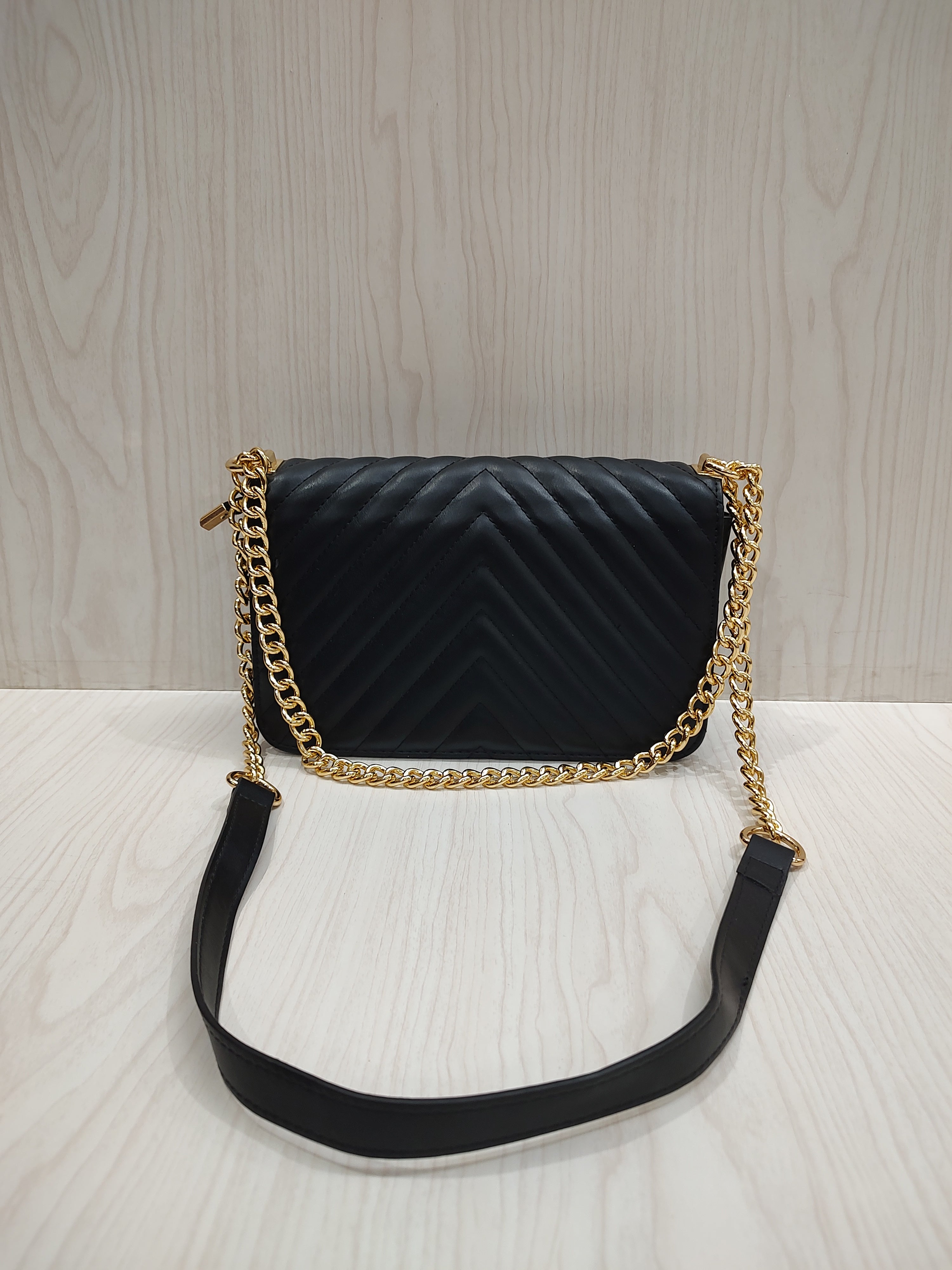 🖤 Chic Quilted Chevron Shoulder Bag with Elegant Gold Chain